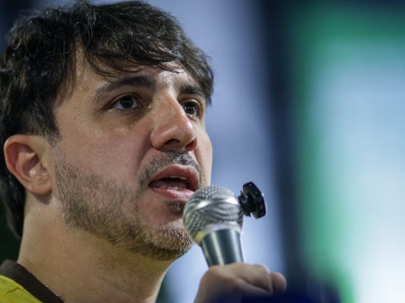 Renan Santos critica Flávio por liderar oposição à distância dos EUA: “EaD”