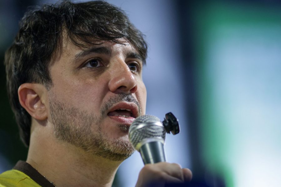 Renan Santos critica Flávio por liderar oposição à distância dos EUA: “EaD”