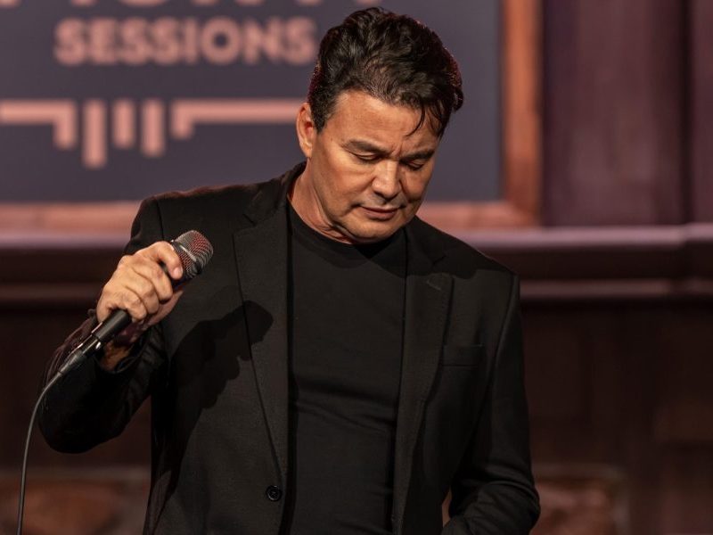 Renner se emociona em homenagem a Rick em 1ª gravação da carreira solo