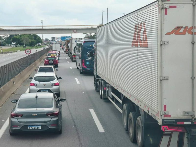 Trânsito intenso nas rodovias de SP marca fim de feriadão