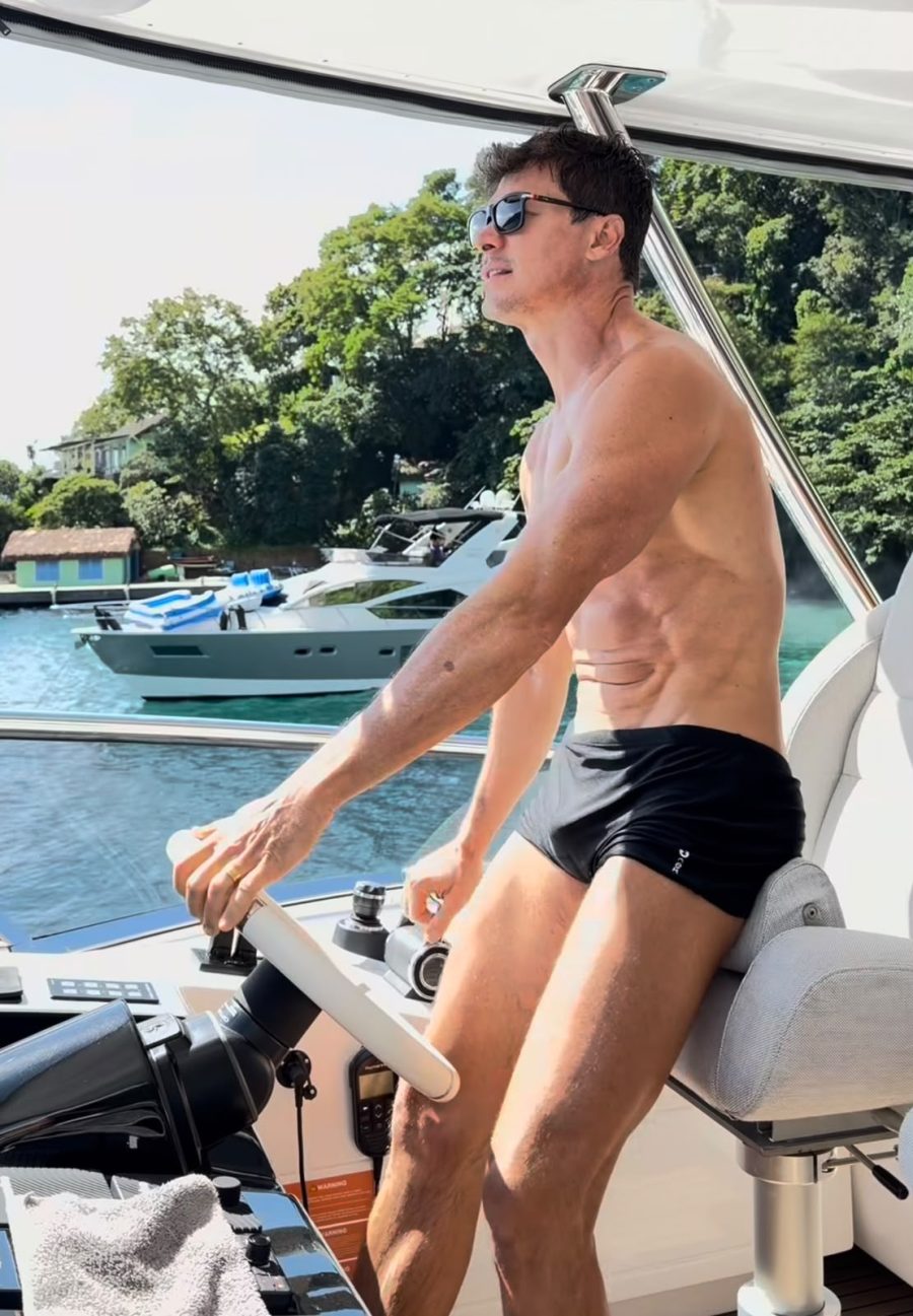 Rodrigo Faro exibe tanquinho e revela o segredo por trás do corpo após os 50 anos
