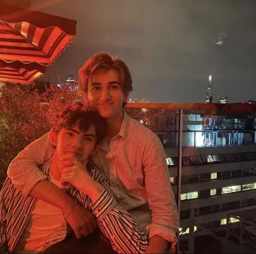 Sebastian Croft e Joe Locke teriam vivido romance secreto de 3 anos