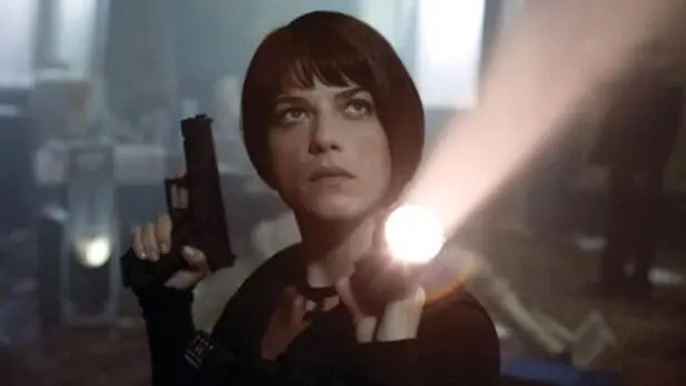 Selma Blair é presa após atacar tripulação em voo