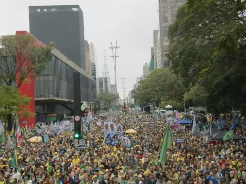 Tarcísio ganha força na oposição após ida de Flávio aos EUA