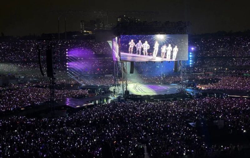 Show do BTS: por que quem estava na pista ouviu a arquibancada cantar “atrasada”?
