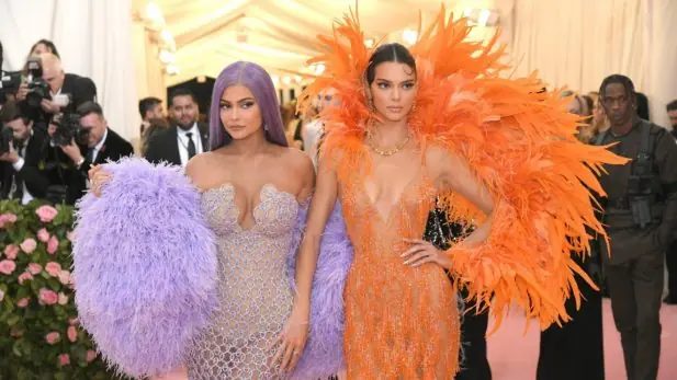 Site revela reação de Kendall Jenner à estreia de Kylie em desfile da Victoria’s Secret Kendall Jenner e Kylie Jenner. (Foto: Getty)