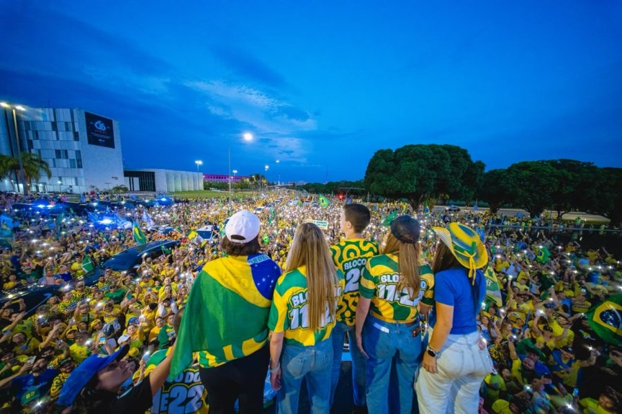 Sob luzes, apoiadores de Flávio e Celina cantam Hino Nacional em ato no DF