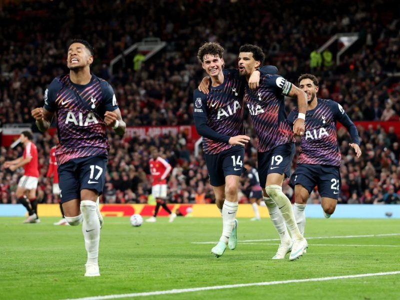 Solanke marca no fim e Tottenham empata com o United