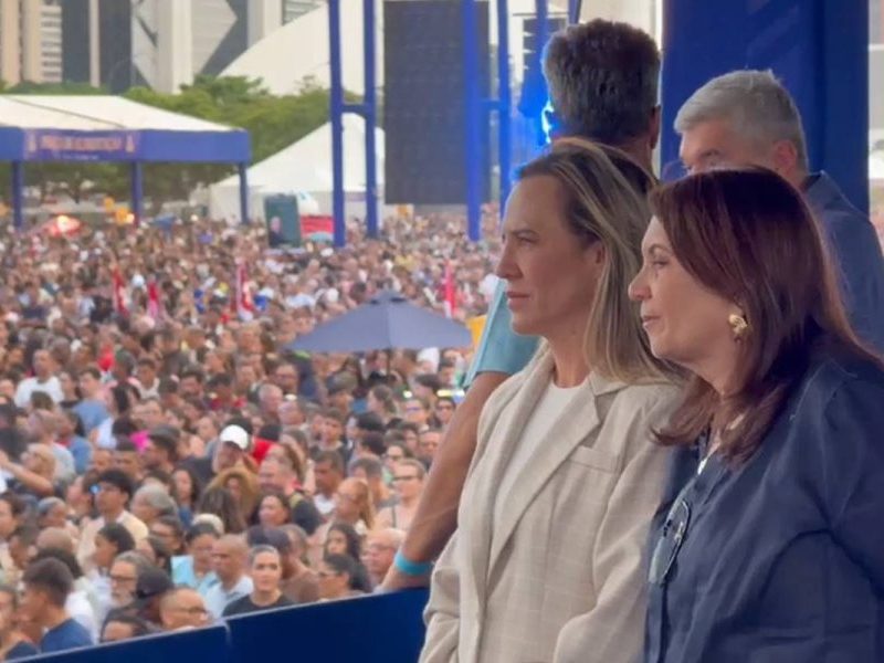 Celina Leão participa de missa e comenta pesquisas no DF