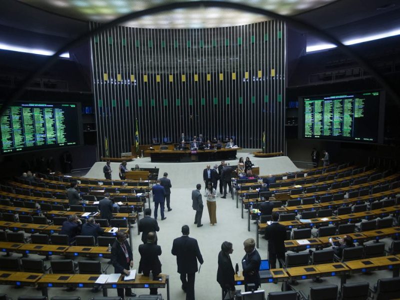 Voto distrital misto divide Congresso e une PT e PL