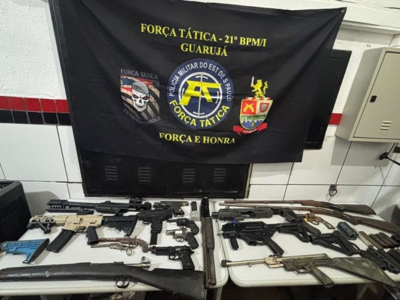 Submetralhadora e explosivos: homem é preso com arsenal bélico no Guarujá