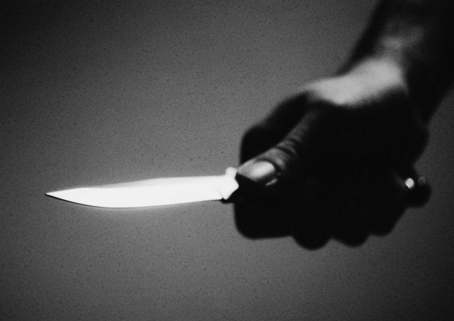 Suspeita de esfaquear esposa do amante se entrega, mas não será presa
