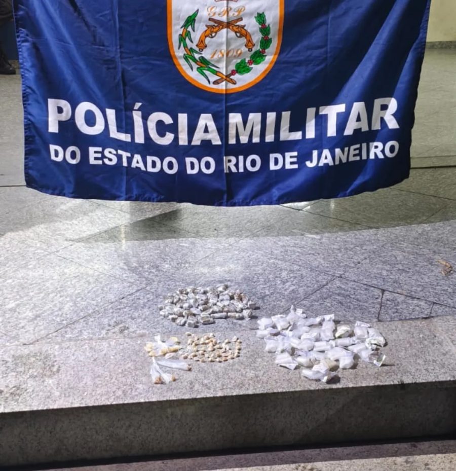 Confronto com a PM termina com drogas abandonadas em Três Rios