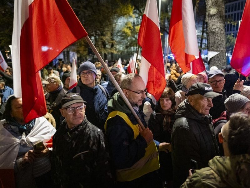 Crise no Tribunal Constitucional da Polônia provoca protestos