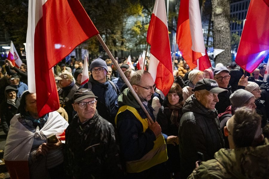 Crise no Tribunal Constitucional da Polônia provoca protestos