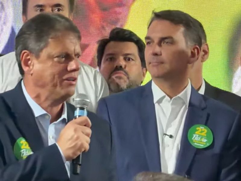 Tarcísio é surpreendido por fuga de Flávio e prepara fala sobre eleição