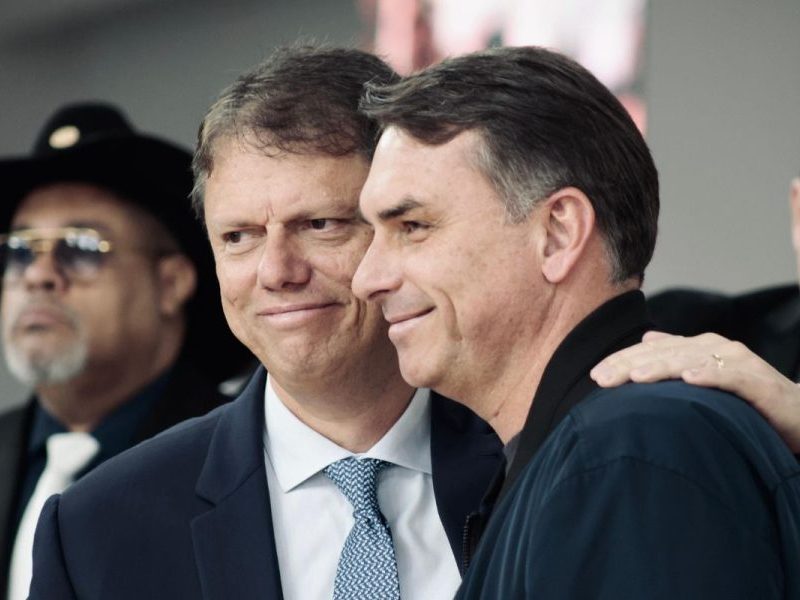 Tarcísio vai a QG de Flávio em Brasília para ajudar na preparação do debate
