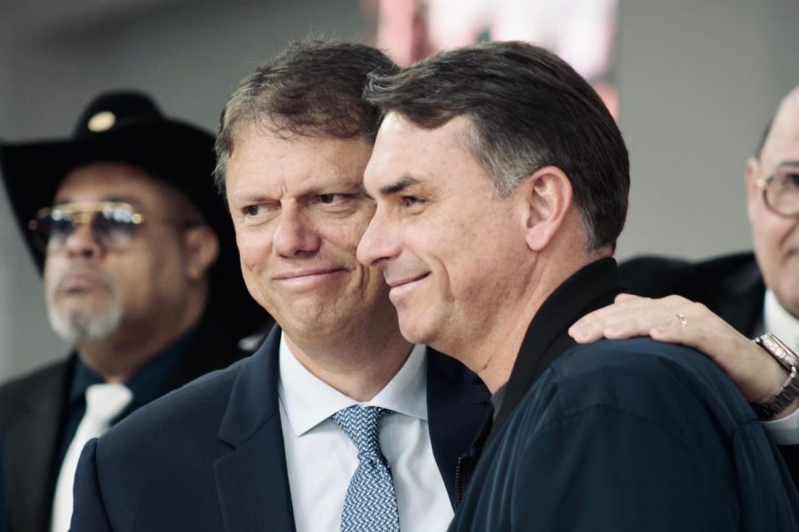 Tarcísio vai a QG de Flávio em Brasília para ajudar na preparação do debate