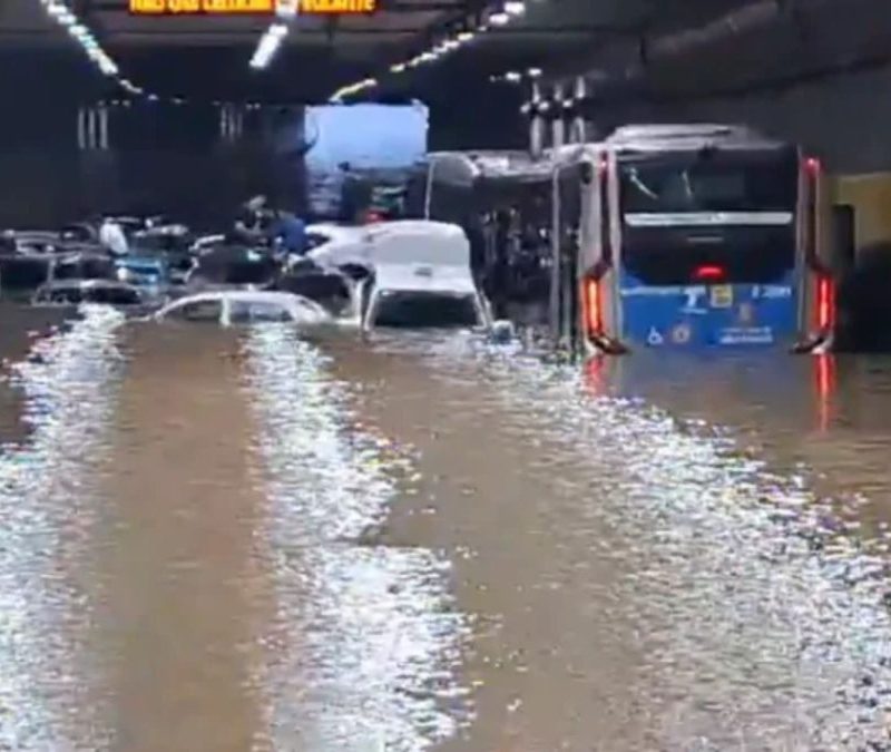 Temporal em SP causa alagamentos e deixa carros submersos