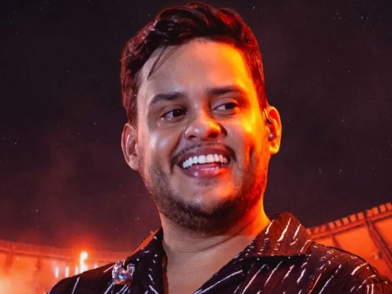Thiago Aquino rebate críticas após selinho da filha: “Foi de raspão”