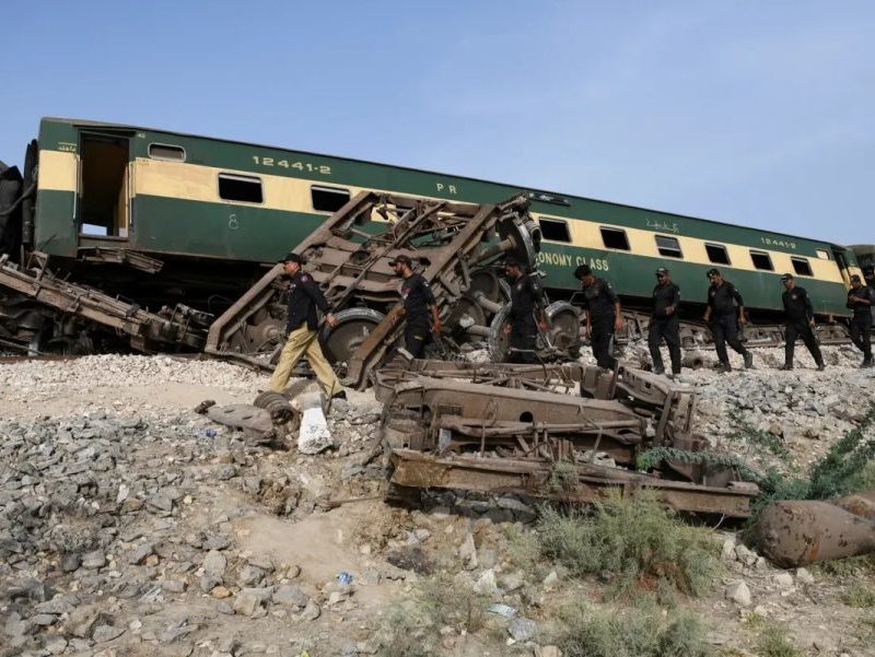 Trem descarrila no Paquistão e deixa mortos