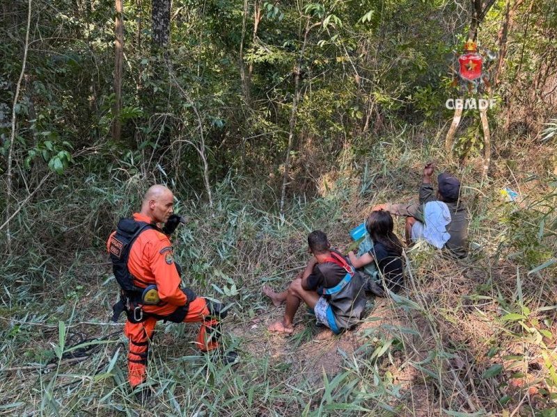 Três pessoas são resgatadas em trilha no DF