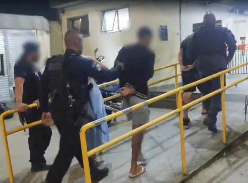 Trio bate carro em muro ao fugir da polícia em Angra dos Reis