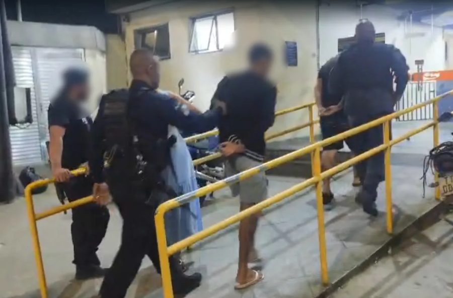 Trio bate carro em muro ao tentar fugir da PM em Angra dos Reis
