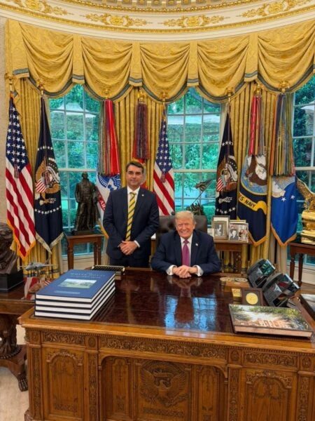 Trump concederá vistos a Flávio Bolsonaro e família