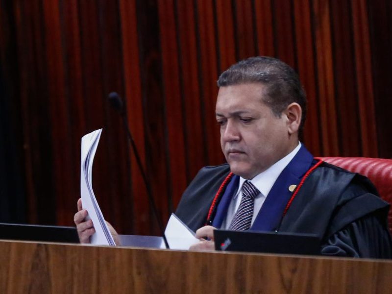 TSE: Nunes Marques convoca equipes de Lula e Flávio Bolsonaro