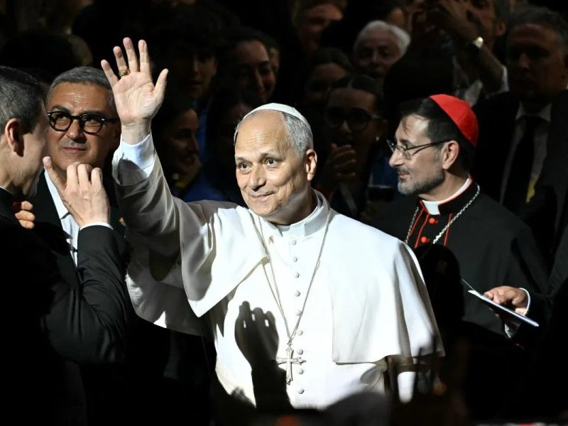 Papa Leão XIV se recupera bem após cirurgia no pulmão