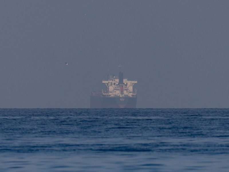 Vazamento de petróleo fecha praias nos Emirados Árabes