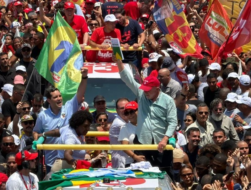 Lula realiza caminhada em Copacabana na reta final da campanha