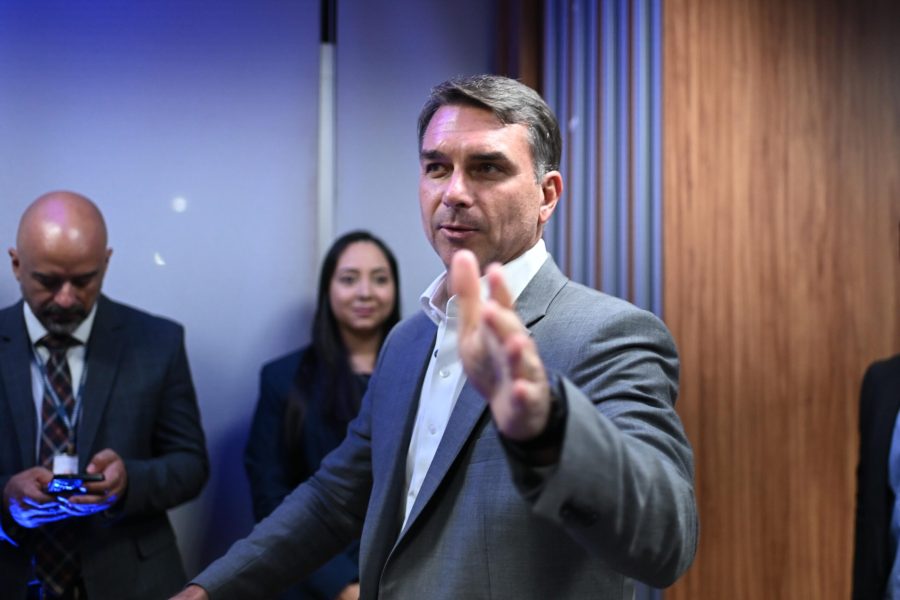 Veja íntegra de carta assinada por Flávio Bolsonaro após fugir do Brasil