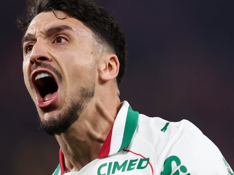 Palmeiras vence Athletico-PR e assume a liderança do Brasileirão