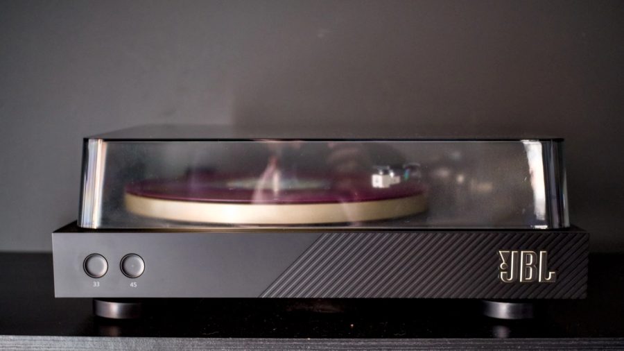 Vitrola de maleta é ruim mesmo? Comparei com toca-discos JBL e entendi o problema