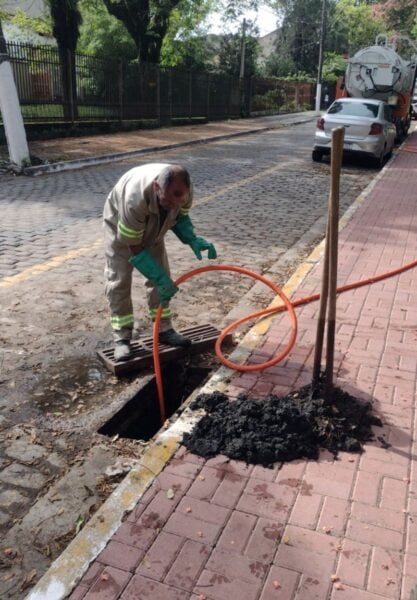 Volta Redonda reforça limpeza de galerias para evitar enchentes