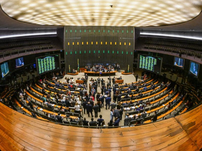 Novo sistema eleitoral articula voto distrital misto em 2026