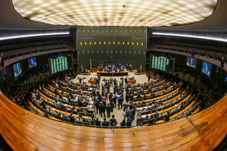 Novo sistema eleitoral articula voto distrital misto em 2026