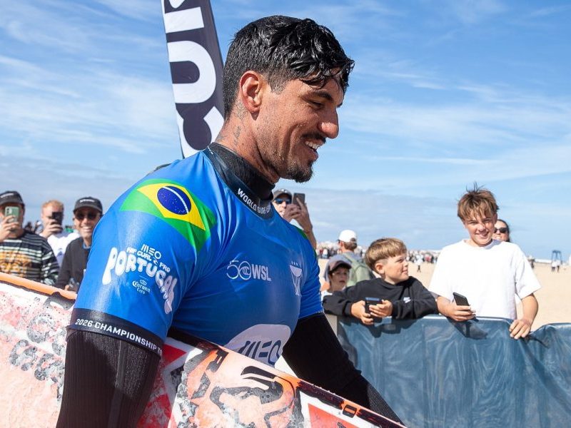 Gabriel Medina bate Italo Ferreira e avança à final em Peniche